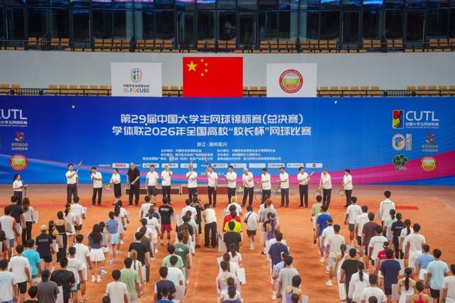 太萌了吧!王虹一张早年巴黎综合理工学院晚宴旧照被扒,身着法式军校礼服,与男同学合影留念