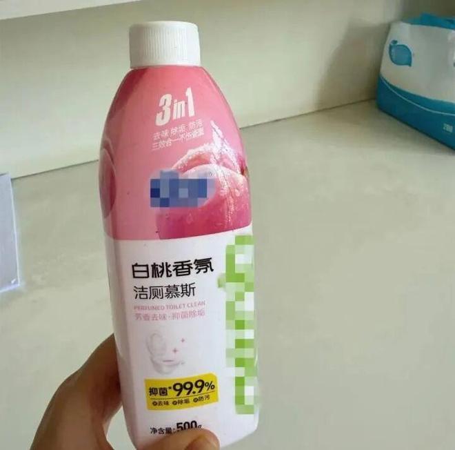 女子花100多元买了件“骆驼”冲锋衣 logo竟是一头咧着嘴笑的驴