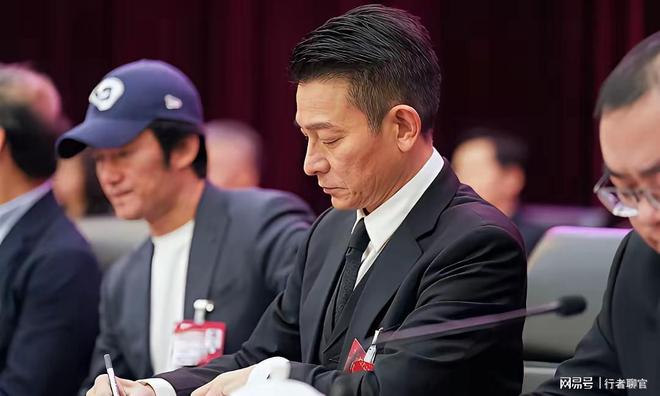 上世纪有人将一棵草种在密封玻璃瓶中,54年过去了,植物还在生长