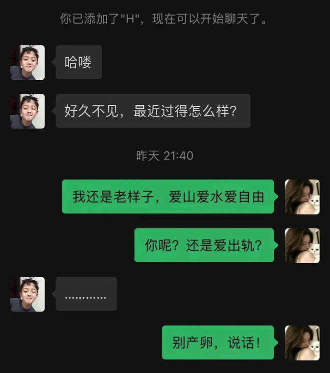 浅蓝连衣裙配白包尖头鞋,30+通勤这样穿,温柔松弛还不出错
