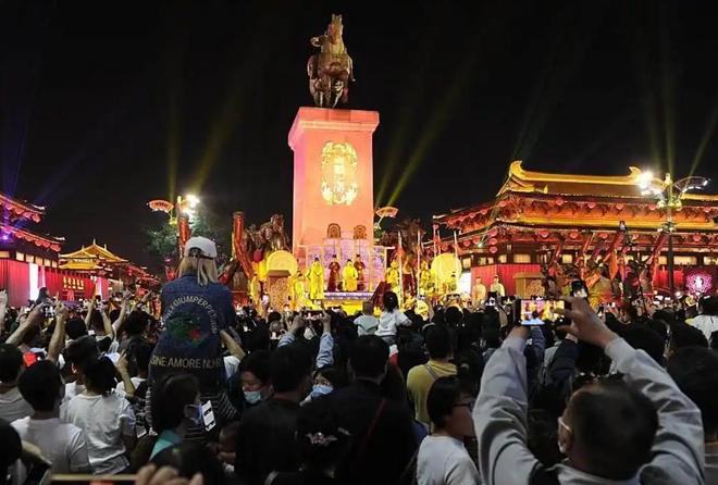 恒大最后的赢家,捞走几百亿跑到美国,还嫌一个月30万生活费不够