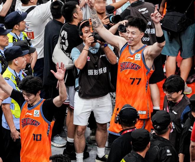 玥儿和筱梅逛街同框!背影神似年轻大S,一家人团聚画面太暖心