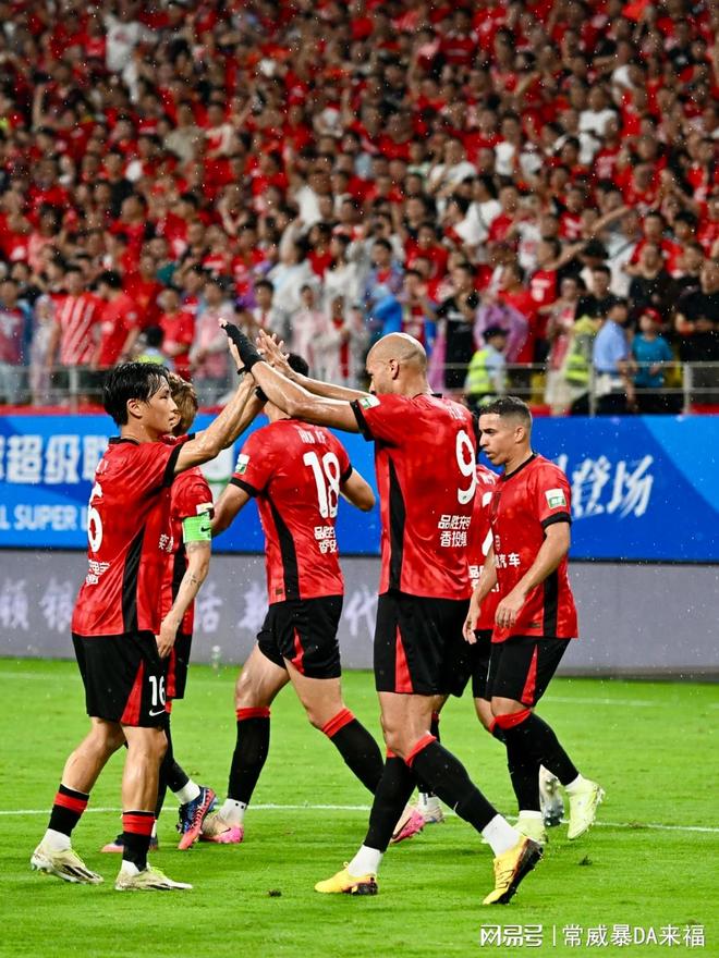 41岁港星受访哽咽曝出：6岁仍不会吃饭如厕，忧心儿子难生存