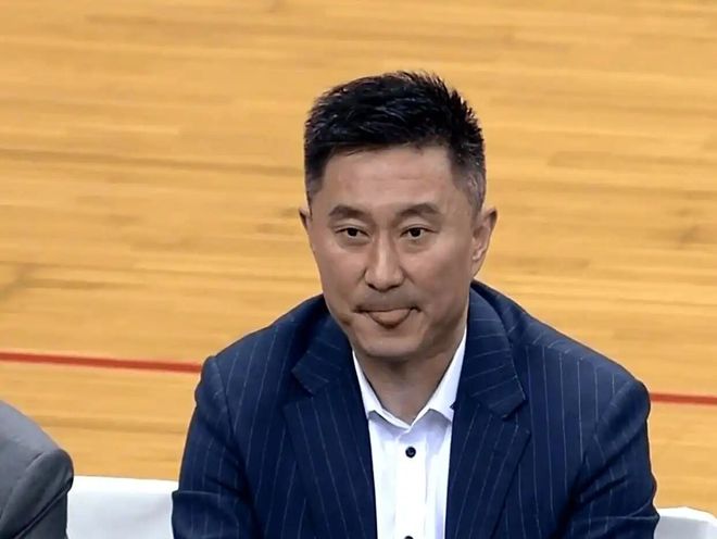 体系前锋，头球为王，德甲上演头球帽子戏法，退役指导莱万