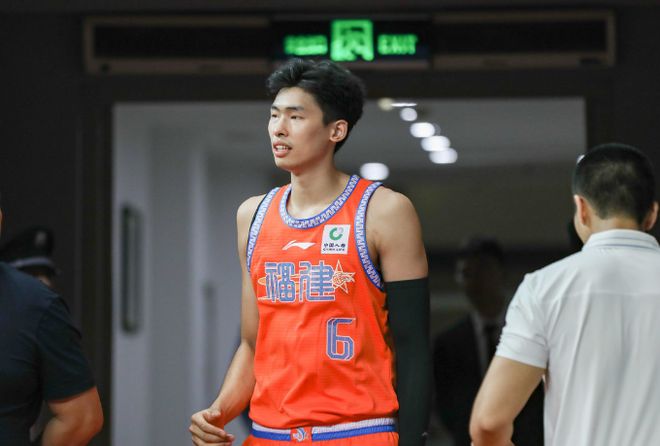 U17男篮首节吊打喀麦隆!张懿赵杰统治局势,全民皆兵输出太多!
